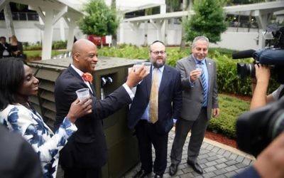 Le maire de Miami Gardens, Oliver Gilbert III, deuxième à gauche, le président de Water-Gen, Yehuda Kaploun et le maire du comté de Miami-Dade, Carlos Gimenez, ont ravagé à Miami Gardens, en Floride, le 20 juin 2017 (Crédit : Autorisation Mendy Studio)