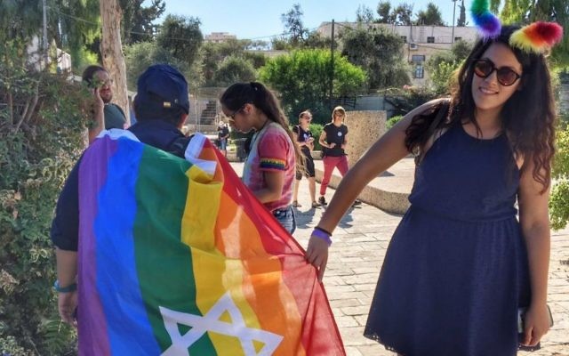 Participants de la Gay Pride de Jérusalem, le 21 juillet 2016. (Crédit : Sarah Tuttle-Singer/Times of Israël)