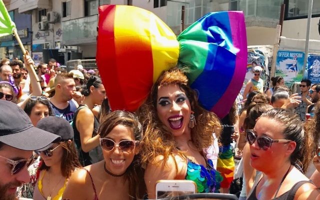 La Gay Pride 2017 de Tel Aviv, le 9 juin 2017. (Crédit : Miriam Hershlag/Times of Israël) La Gay Pride 2017 de Tel Aviv, le 9 juin 2017. (Crédit : Miriam Hershlag/Times of Israël)