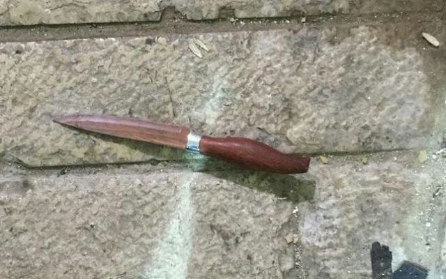 Le couteau utilisé lors d'une tentative  d'attaque au couteau à Hébron le 12 juin 2017 (Autorisation : Porte-parole de la police israélienne)
