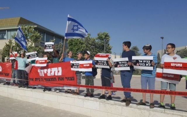 Des résidents de Beit El protestent devant le Bureau du Premier ministre à Jérusalem, le 19 juin 2017. (Autorisation)