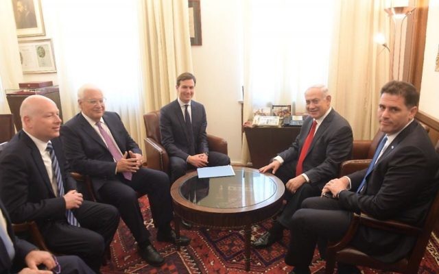 De gauche à droite : Jason Greenblatt, envoyé du président américain Donald Trump au Proche-Orient, David Friedman, ambassadeur des États-Unis en Israël, Jared Kushner, conseiller de Trump en charge du Moyen-Orient, le Premier ministre Benjamin Netanyahu, et Ron Dermer, ambassadeur d'Israël aux Etats-Unis, à Jérusalem, le 21 juin 2017. (Crédit : Amos Ben Gershom/GPO)