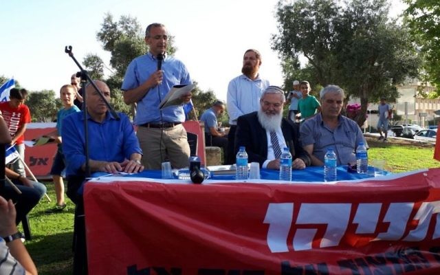 Le maire de Beit El Shai Alon (deuxième à partir de la gauche) s'adresse à la foule durant une manifestation devant la résidence du Premier ministre à Jérusalem, le 19 juin 2017. (Autorisation) Le maire de Beit El Shai Alon (deuxième à partir de la gauche) s'adresse à la foule durant une manifestation devant la résidence du Premier ministre à Jérusalem, le 19 juin 2017. (Autorisation)