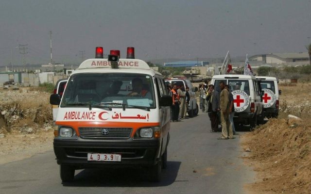 Des membres de la Croix Rouge internationale effectuent le transport de Palestiniens malades depuis Gaza vers Israël au poste frontière Erez, le 19 juin 2007. (Crédit : Ahmad Khateib/ Flash90) Des membres de la Croix Rouge internationale effectuent le transport de Palestiniens malades depuis Gaza vers Israël au poste frontière Erez, le 19 juin 2007. (Crédit : Ahmad Khateib/ Flash90)