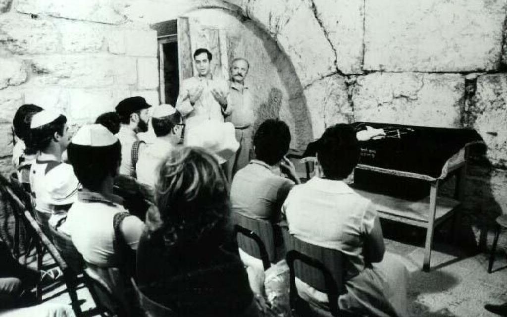 Le rabbin Arnold Resnicoff dirige un service religieux à l'arche de Wilson au mur occidental de Jérusalem en 1983. (Département de la défense/ Domaine public)