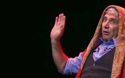 Extrait de "Ma vie rêvée" dernier spectacle de Michel Boujenah (Crédit: capture d'écran Youtube/Théâtre Edouard VII)