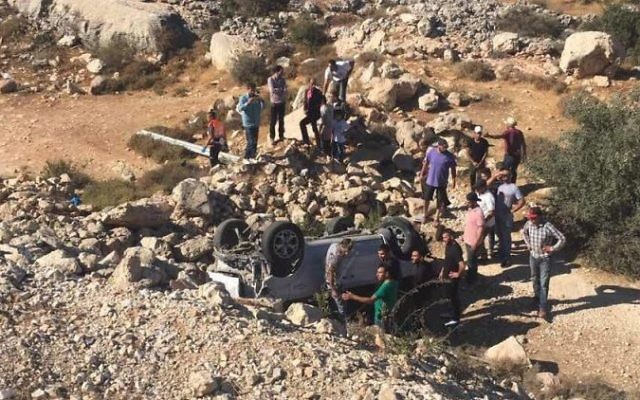 Une voiture palestinienne en contrebas de la route 60 après un accident mortel contre un véhicule israélien, en Cisjordanie, le 23 juin 2017. (Crédit : Magen David Adom)