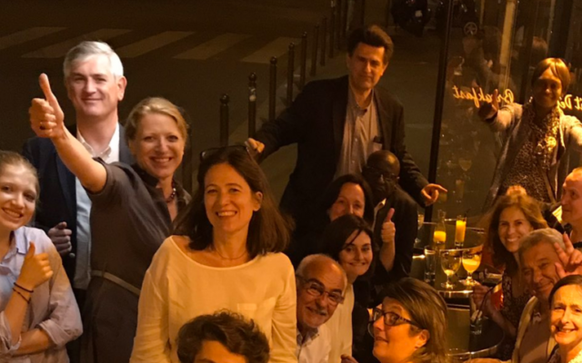 Ilana Cicurel fête, entourée de son équipe, son passage en force lors du premier tour des élections législatives dans la 4e circonscription de Paris, le 11 juin 2017. (Crédit : capture d'écran Twitter/Ilana Cicurel) Ilana Cicurel fête, entourée de son équipe, son passage en force lors du premier tour des élections législatives dans la 4e circonscription de Paris, le 11 juin 2017. (Crédit : capture d'écran Twitter/Ilana Cicurel)