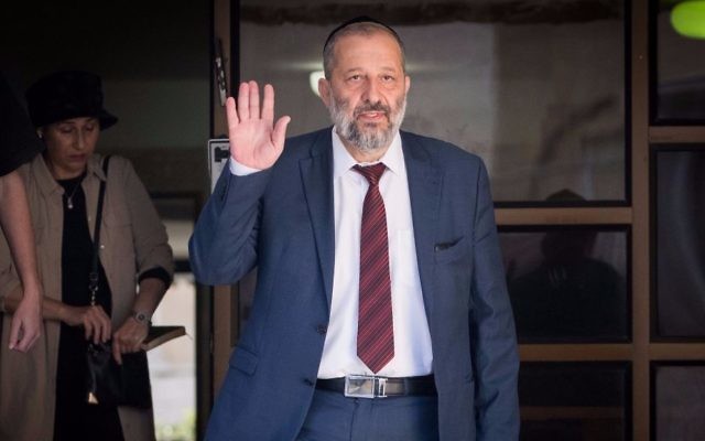 Aryeh Deri et son épouse Yaffa à la sortie de leur domicile alors qu'il se rendent à un interrogatoire de l'unité anti-corruption Lahav 433, le 5 juin 2017 (Crédit : Yonatan Sindel/Flash90) Aryeh Deri et son épouse Yaffa à la sortie de leur domicile alors qu'il se rendent à un interrogatoire de l'unité anti-corruption Lahav 433, le 5 juin 2017 (Crédit : Yonatan Sindel/Flash90)