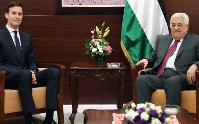 Jared Kushner, conseiller du président américain Donald Trump, avec Mahmoud Abbas, président de l'Autorité palestinienne, à Ramallah, le 21 juin 2017. (Crédit : bureau de presse de l'AP) Jared Kushner, conseiller du président américain Donald Trump, avec Mahmoud Abbas, président de l'Autorité palestinienne, à Ramallah, le 21 juin 2017. (Crédit : bureau de presse de l'AP)