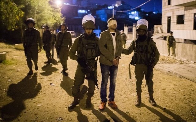 Arrestation d'un Palestinien par des soldats israéliens dans le camp de réfugiés de Deheishe, près de Bethléem, en Cisjordanie, en décembre 2015. Illustration. (Crédit : Nati Shohat/Flash90)