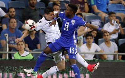 Le milieu-de-terrain albanais Odise Roshi, avec Taleb Tawatha, de l'équipe israélienne, durant le mach qualificatif pour la Coupe du monde 2018, à Haïfa, le 11 juin 2017. (Crédit : AFP/Thomas Coex)