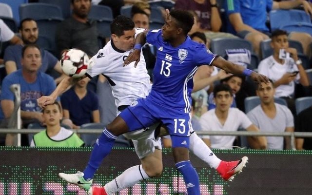 Le milieu-de-terrain albanais Odise Roshi, avec Taleb Tawatha, de l'équipe israélienne, durant le mach qualificatif pour la Coupe du monde 2018, à Haïfa, le 11 juin 2017. (Crédit : AFP/Thomas Coex) Le milieu-de-terrain albanais Odise Roshi, avec Taleb Tawatha, de l'équipe israélienne, durant le mach qualificatif pour la Coupe du monde 2018, à Haïfa, le 11 juin 2017. (Crédit : AFP/Thomas Coex)