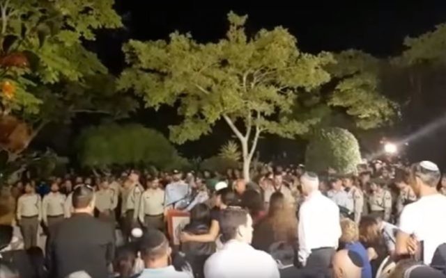 Les funérailles de  Hadas Malka, à Ashdod, le 18 juin 2017. (Crédit : capture d'écran YouTube)