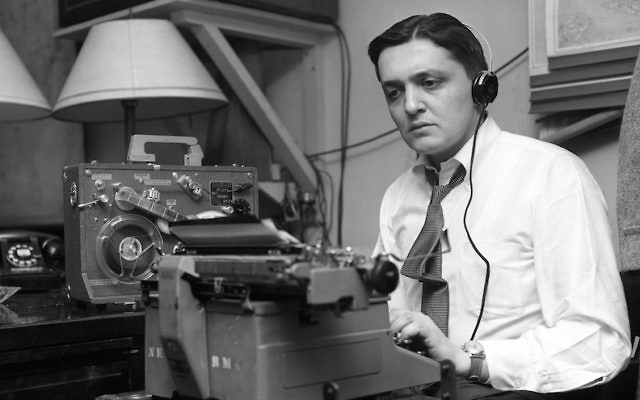 Gabe Pressman en 1956. (Crédit : NBC/NBC NewsWire/Getty Images via JTA) Gabe Pressman en 1956. (Crédit : NBC/NBC NewsWire/Getty Images via JTA)
