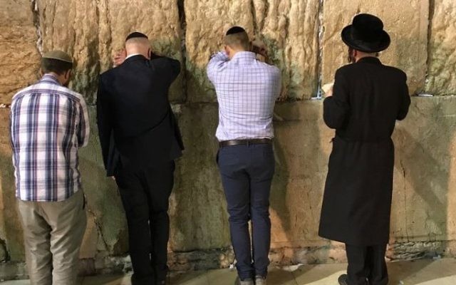 Jason Greenblatt au mur Occidental, dans la Vieille Ville de Jérusalem, le 20 juin 2017. (Crédit : Twitter/Jason Greenblatt) Jason Greenblatt au mur Occidental, dans la Vieille Ville de Jérusalem, le 20 juin 2017. (Crédit : Twitter/Jason Greenblatt)