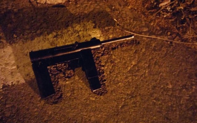 Une arme illégale saisie par les forces de l'armée israélienne à Hébron le 28 juin 2017 (Crédit : Unité des porte-paroles de l'armée israélienne) Une arme illégale saisie par les forces de l'armée israélienne à Hébron le 28 juin 2017 (Crédit : Unité des porte-paroles de l'armée israélienne)