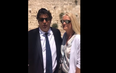 Dernier appel à voter du candidat LR-UDI Meyer Habib depuis le mur Occidental, dans la Vieille Ville de Jérusalem, le 16 juin 2017. (Crédit : capture d'écran Youtube/Meyer Habib officiel) Dernier appel à voter du candidat LR-UDI Meyer Habib depuis le mur Occidental, dans la Vieille Ville de Jérusalem, le 16 juin 2017. (Crédit : capture d'écran Youtube/Meyer Habib officiel)