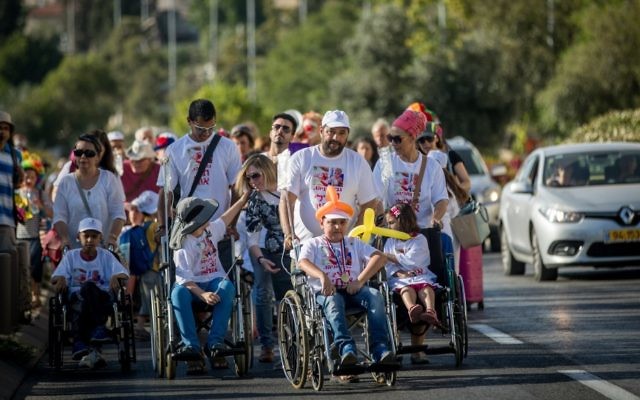 Les parents de jeunes malades du cancer de l'hôpital Ein Kerem manifestent en protestation contre le ministre de la Santé Yaakov Litzman et le directeur général du centre médical Hadassah Ein Zeev Rotstein à Jérusalem, le 7 juin 2017 (Crédit : Yonatan Sindel/Flash90) Les parents de jeunes malades du cancer de l'hôpital Ein Kerem manifestent en protestation contre le ministre de la Santé Yaakov Litzman et le directeur général du centre médical Hadassah Ein Zeev Rotstein à Jérusalem, le 7 juin 2017 (Crédit : Yonatan Sindel/Flash90)