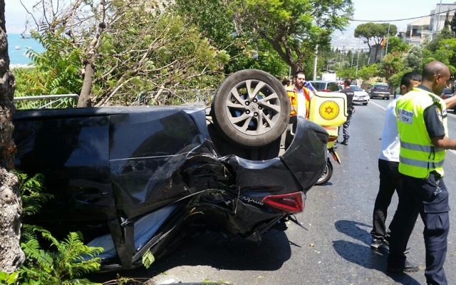 La scène de l'accident à Haïfa, qui a causé la mort d'un garçon de 7 ans, le 6 juin 2017. (Crédit : Magen David Adom) La scène de l'accident à Haïfa, qui a causé la mort d'un garçon de 7 ans, le 6 juin 2017. (Crédit : Magen David Adom)