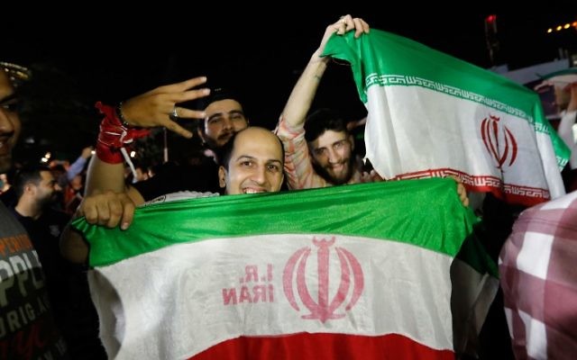 Fans de football iraniens dans les rues de Téhéran, le 13 juin 2013. Illustration. (Crédit : AFP/STRINGER) Fans de football iraniens dans les rues de Téhéran, le 13 juin 2013. Illustration. (Crédit : AFP/STRINGER)