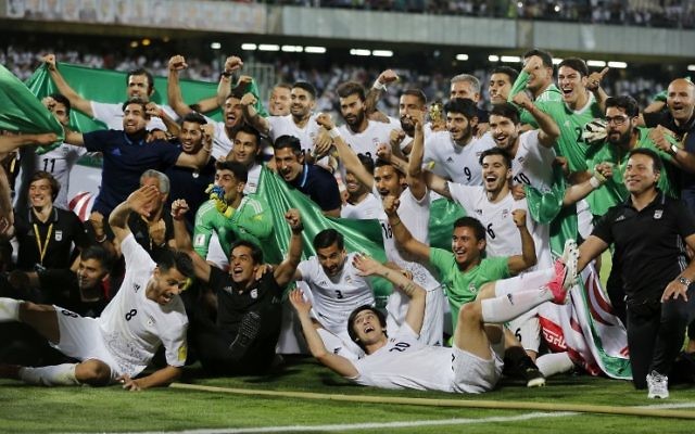 Les joueurs iraniens célèbrent leur victoire 2-0 face à l'Ouzbékistant, au stade Azadi de Téhéran le 12 juin 201. (Crédit : AFP PHOTO / ATTA KENARE) Les joueurs iraniens célèbrent leur victoire 2-0 face à l'Ouzbékistant, au stade Azadi de Téhéran le 12 juin 201. (Crédit : AFP PHOTO / ATTA KENARE)