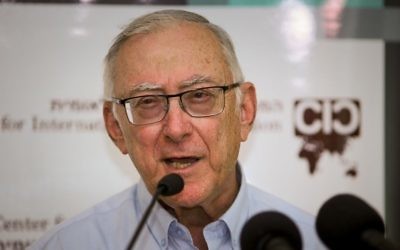 Asa Kasher lors d'une conférence à l'université Bar-Ilan près de Tel Aviv, le 11 juin 2017 (Crédit : Flash90)