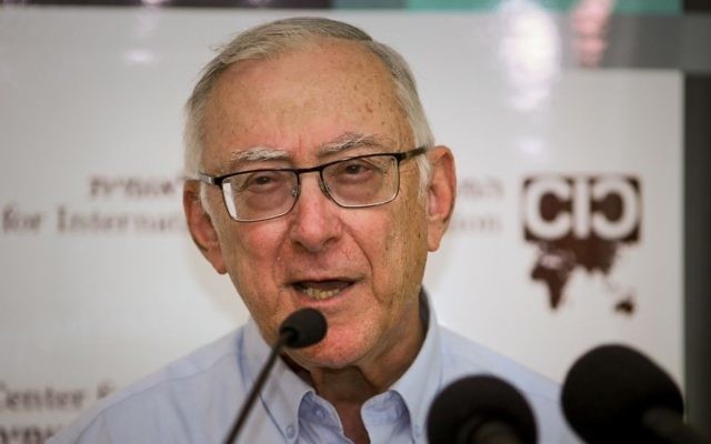 Asa Kasher lors d'une conférence à l'université Bar-Ilan près de Tel Aviv, le 11 juin 2017 (Crédit : Flash90) Asa Kasher lors d'une conférence à l'université Bar-Ilan près de Tel Aviv, le 11 juin 2017 (Crédit : Flash90)