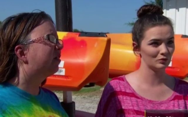 Lori Tenery, de Fort Worth Kayak Adventures, et sa fille présentent des excuses pour un post Facebook considéré comme raciste et antisémite à  Forth Worth, au Texas, le 16 juin 2017 (Capture d'écranJ)