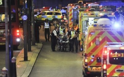 Des policiers et membres des services d'urgence s'occupent des blessés lors de l'attaque terroriste sur le London Brigde, le 2 juin 2017. (Crédit : AFP Photo / Daniel Sorabji) Des policiers et membres des services d'urgence s'occupent des blessés lors de l'attaque terroriste sur le London Brigde, le 2 juin 2017. (Crédit : AFP Photo / Daniel Sorabji)