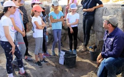 Le directeur des fouilles, Avraham Tendler, parle aux 2 500 écoliers et bénévoles de tous âges de Modiin qui ont participé aux fouilles archéologiques de Tittora. (Crédit : Vered Bosidan, Israel Antiquities Authority)