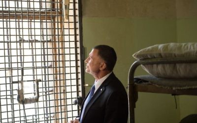 Le président de la Knesset Yuli Edelstein à la prison de Butryka , à Moscou, il a été incarcéré 3 mois, en attente de son procès en 1984, le 28 juin 2017. (Crédit : Ambassade israélienne en Russie)