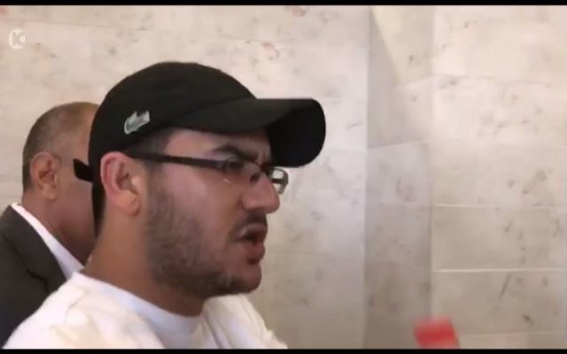 Ofir Lavi, parrain présumé du crime organisé, devant le tribunal de première instance de Petah Tikva, le 16 juin 2017. (Crédit : capture d'écran Dixième chaîne)