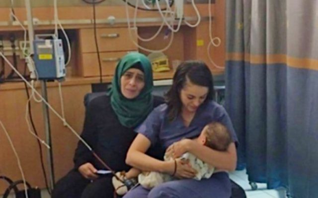 Ola Ostrovsky-Zak, infirmière de 34 ans, allaite Yaman, petit Palestinien de quelques mois, dont la mère a été grièvement blessée par un accident de la route, en juin 2017. (Crédit : Centre médical Hadassah Ein Kerem)