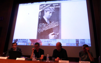Conférence sur le polar allemand au Mémorial de la Shoah. A gauche, le spécialiste du genre, Vincent Platini. En fond, un polar publié par Michael Zwick, un auteur juif, durant le IIIe Reich (Crédit : capture d'écran Facebook/Onirik)