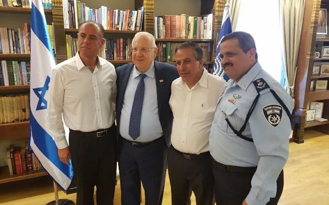 Le chef de la police d'Israël, Roni Alsheich, à droite, avec le maire de Kafr Qassem Adel Badir, 2e à droite, le président Reuven Rivlin, 2e à gauche et le responsable de la sécurité local Khaled Issa à la résidence du président à Jérusalem, le 7 juin 2017 (Crédit : porte-parole du président) Le chef de la police d'Israël, Roni Alsheich, à droite, avec le maire de Kafr Qassem Adel Badir, 2e à droite, le président Reuven Rivlin, 2e à gauche et le responsable de la sécurité local Khaled Issa à la résidence du président à Jérusalem, le 7 juin 2017 (Crédit : porte-parole du président)