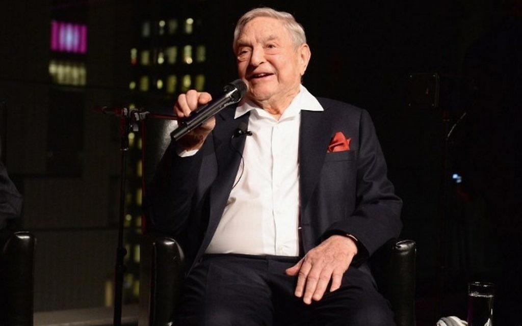 George Soros sur la scène du Lincoln Center, à New York, le 18 avril 2017. (Crédit : Andrew Toth/Getty Images for Physicians for Human Rights/AFP)