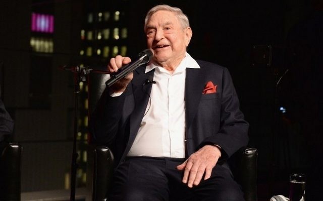 George Soros sur la scène du Lincoln Center, à New York, le 18 avril 2017. (Crédit : Andrew Toth/Getty Images for Physicians for Human Rights/AFP) George Soros sur la scène du Lincoln Center, à New York, le 18 avril 2017. (Crédit : Andrew Toth/Getty Images for Physicians for Human Rights/AFP)