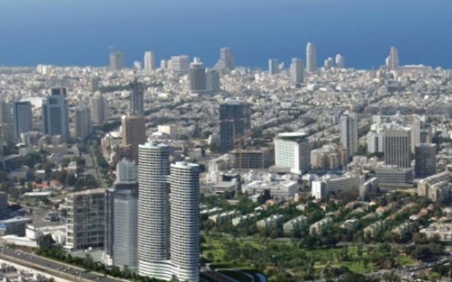 Les immeubles de bureau de Tel Aviv accueilleraient des centaines de bureaux consacrés à l'industrie frauduleuse de diamants d'investissement, et aujourd'hui de vente de Bitcoins. Aussi loin que l'œil peut voir : la vue de Tel-Aviv depuis l'observatoire d'Azrieli. (Crédit : Autorisation) Les immeubles de bureau de Tel Aviv accueilleraient des centaines de bureaux consacrés à l'industrie frauduleuse de diamants d'investissement, et aujourd'hui de vente de Bitcoins. Aussi loin que l'œil peut voir : la vue de Tel-Aviv depuis l'observatoire d'Azrieli. (Crédit : Autorisation)