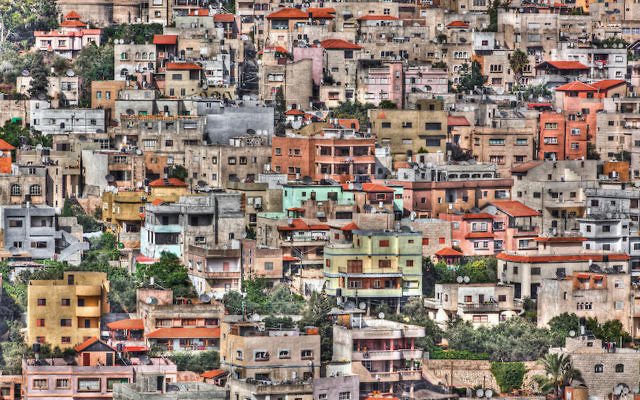 “Umm al-Fahm” par Ammar Younis (Crédit : autorisation de Karen Lehrman Bloch)