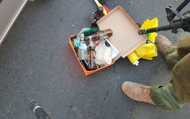Des soldats du bataillon Netzah Yehuda ont arrêté un groupe de Palestiniens qui se préparait à attaquer une route de Cisjordanie à l'aide de pierres et de cocktails  Molotov, le 16 juin 2017. (Crédit : unité des porte-paroles de l'armée israélienne)