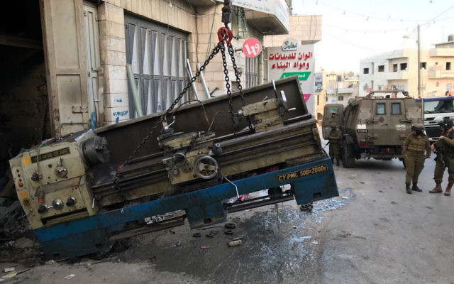 Des équipements de fabrication d'armes saisis par les forces de sécurité en Cisjordanie, le 8 juin 2017. (Crédit : unité des porte-paroles de l'armée israélienne) Des équipements de fabrication d'armes saisis par les forces de sécurité en Cisjordanie, le 8 juin 2017. (Crédit : unité des porte-paroles de l'armée israélienne)