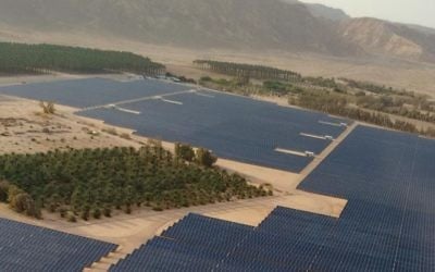 Vue aérienne d'un champ d'énergie photovoltaïque de 40 mégawatts récemment construit au  Kibbutz Ketura, et qui fournit un tiers de la consommation quotidienne d'électricité de la ville d'Eilat (Autorisation)