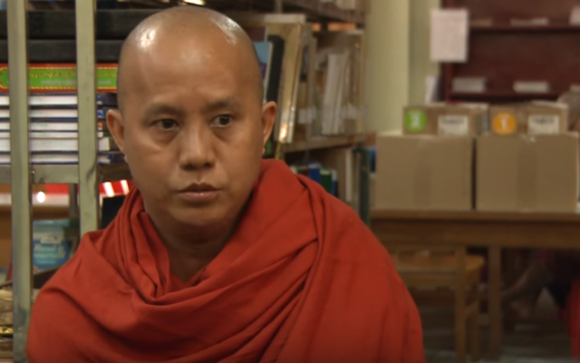 Le moine bouddhiste Wirathu, qui appelle à l'extermination des Rohingyas, la minorité musulmane de Birmanie. (Crédit : capture d'écran Youtube/AFP) Le moine bouddhiste Wirathu, qui appelle à l'extermination des Rohingyas, la minorité musulmane de Birmanie. (Crédit : capture d'écran Youtube/AFP)