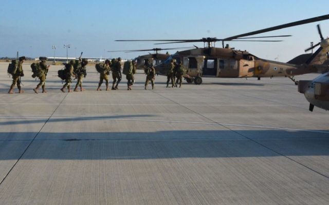 Les membres de l'unité d'élite Egoz participant à un exercice à Chypre, en juin 2017. (Crédit : unité des porte-parole de l'armée israélienne)