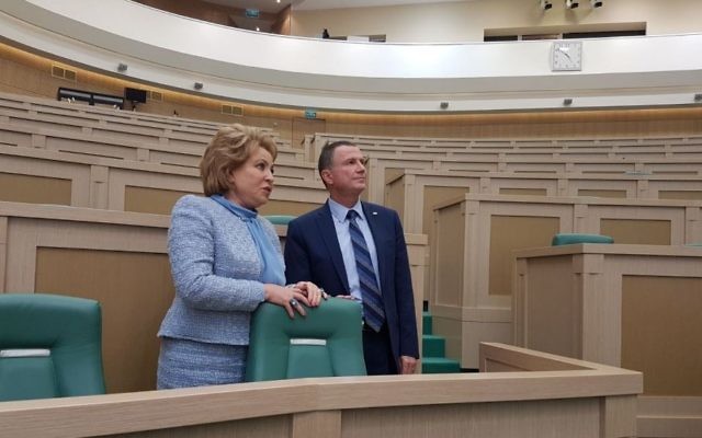 Yuli Edelstein, président de la Knesset, avec Valentina Matvienko, présidente du Conseil de la Fédération de Russie, à Moscou, le 27 juin 2017. (Crédit : porte-parole de la Knesset/ambassade d'Israël à Moscou) Yuli Edelstein, président de la Knesset, avec Valentina Matvienko, présidente du Conseil de la Fédération de Russie, à Moscou, le 27 juin 2017. (Crédit : porte-parole de la Knesset/ambassade d'Israël à Moscou)