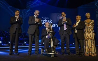 De gauche à droite : le président de la Knesset   Yuli Edelstein, le Premier ministre Benjamin Netanyahu, Itzhak Perlman, le co-fondateur du prix Genesis Stan Polovets, Natan Sharansky et Lady Helen Mirren, lors de la cérémonie de remise du prix Genesis à Jérusalem, le 23 juin 2016. (Crédit : Prix Genesis)