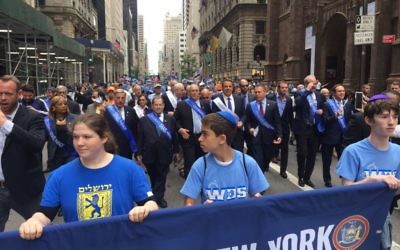 Des milliers de personnes participent à la parade "Célébrer Israël" à New York, le 4 juin 2017. (Crédit : autorisation)