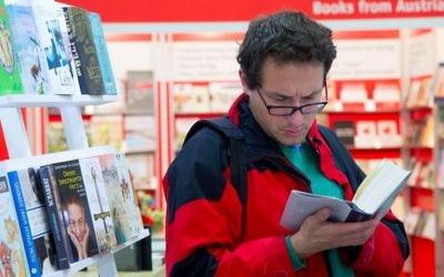 Un visiteur du Salon international du Livre de Jérusalem, organisé tous les deux ans. (Crédit : Dudi Saad)
