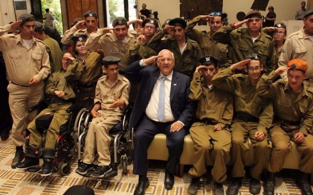 Le président Reuven Rivlin saluant les 320 soldats du programme 'Spéciaux en uniforme' qui ont reçu un prix d'excellence mardi 6 juin 2017 (Autorisation : Hana Azriel) Le président Reuven Rivlin saluant les 320 soldats du programme 'Spéciaux en uniforme' qui ont reçu un prix d'excellence mardi 6 juin 2017 (Autorisation : Hana Azriel)